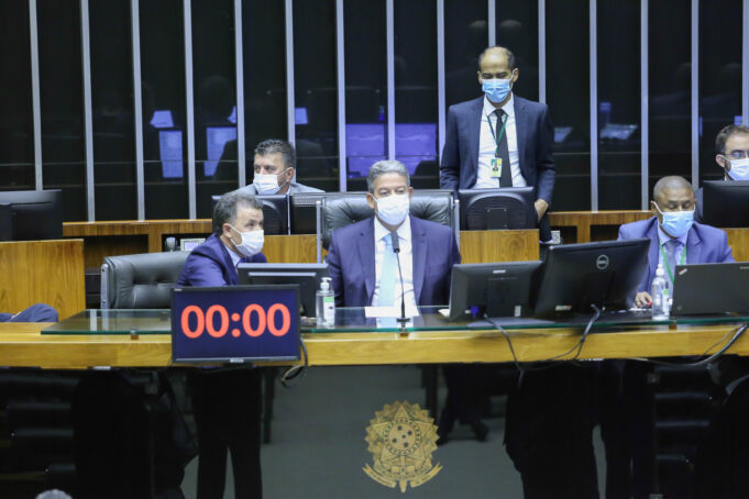 Conselhos regionais pressionam por piso da enfermagem